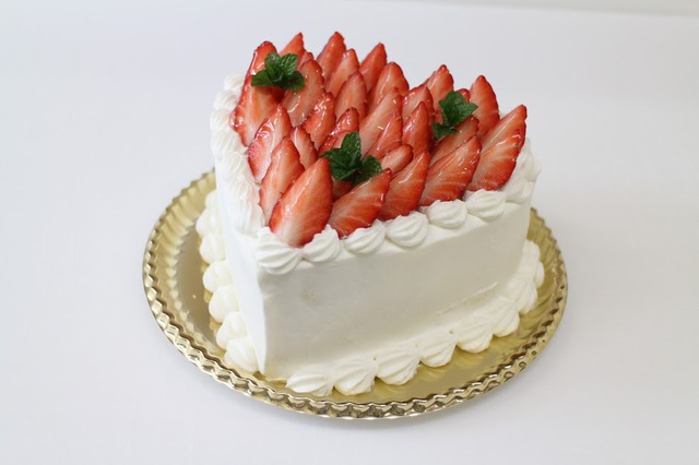 ハートの生クリームケーキ いちご多めタイプ メニュー スイーツ 誕生日ケーキ 洋菓子なら 愛知県一宮市の パティスリー野うさぎ